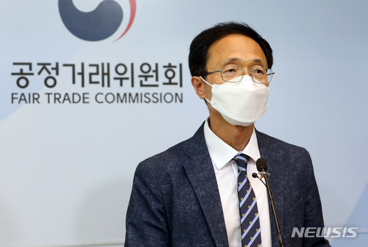 [세종=뉴시스] 강종민 기자 = 조홍선 공정거래위원회 카르텔조사국장이 9일 오전 세종시 정부세종청사에서 한-일, 한-중 항로에서 국내외 컨테이너 정기선사의 해상운임 담합에 대해 제재한다고 밝히고 있다. 2022.06.09. ppkjm@newsis.com
