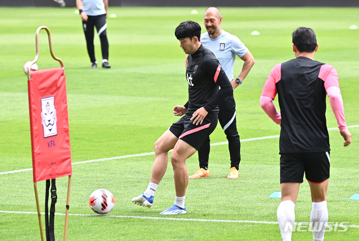 [수원=뉴시스] 김종택기자 = 대한민국 축구 국가대표팀 손흥민이 9일 오전 경기도 수원월드컵경기장에서 파라과이와 평가전을 앞두고 훈련을 하고 있다. 한국은 오는 10일 수원월드컵경기장에서 파라과이와 A매치 3차전을 치른다. 2022.06.09. jtk@newsis.com