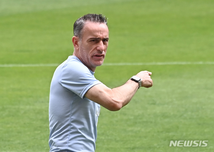 [수원=뉴시스] 김종택기자 = 대한민국 축구 국가대표팀 벤투 감독이 9일 오전 경기도 수원월드컵경기장에서 훈련을 지켜보고 있다. 한국은 오는 10일 수원월드컵경기장에서 파라과이와 A매치 3차전을 치른다. 2022.06.09. jtk@newsis.com