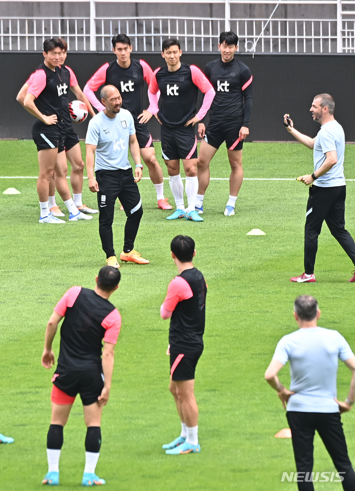 [수원=뉴시스] 김종택기자 = 대한민국 축구 국가대표팀 선수들이 9일 오전 경기도 수원월드컵경기장에서 파라과이와 평가전을 앞두고 훈련을 하고 있다. 한국은 오는 10일 수원월드컵경기장에서 파라과이와 A매치 3차전을 치른다. 2022.06.09. jtk@newsis.com