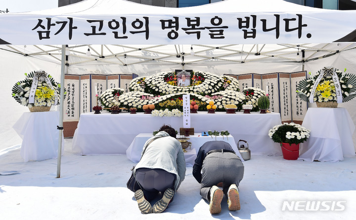 [대구=뉴시스] 이무열 기자 = 대구 달성군 송해기념관에 마련된 故 송해 선생 임시 분향소가 운영을 시작한 9일 송해 선생의 넋을 기리는 추모객들의 발길이 이어지고 있다. 2022.06.09. lmy@newsis.com