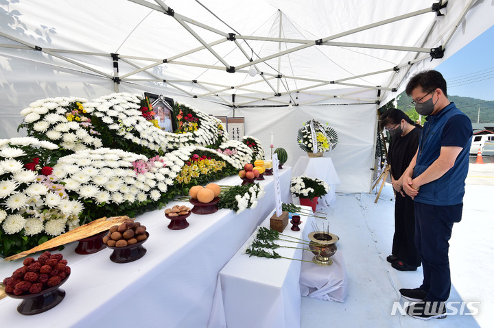 [대구=뉴시스] 이무열 기자 = 대구 달성군 송해기념관에 마련된 故 송해 선생 임시 분향소가 운영을 시작한 9일 송해 선생의 넋을 기리는 추모객들의 발길이 이어지고 있다. 2022.06.09. lmy@newsis.com