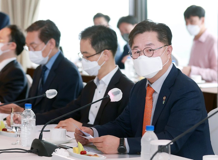 [서울=뉴시스] 박일준 산업통상자원부 2차관이 9일 서울 중구 롯데호텔에서 열린 '핵심광물 공급망 점검회의'에 참석해 인사말을 하고 있다. (사진=산업통상자원부 제공) 2022.06.09. photo@newsis.com *재판매 및 DB 금지