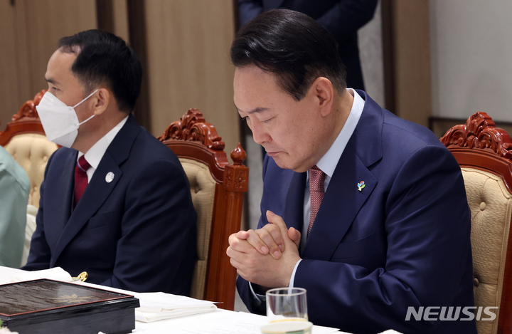 [서울=뉴시스] 전신 기자 = 윤석열 대통령이 9일 오전 용산 대통령실 청사에서 열린 '호국영웅 초청 소통식탁'행사에서 최원일(왼쪽) 전 천안함장의 인사말을 듣고 두손을 모으고 있다. 오찬에는 천안함 생존 장병과 희생자 유족, 천안함 실종자 구조 과정에서 순직한 고(故) 한주호 준위 유족, 연평해전과 북한의 목함지뢰 도발 희생자 유족 등 20명이 참석했다. (대통령실통신사진기자단) 2022.06.09. photo1006@newsis.com