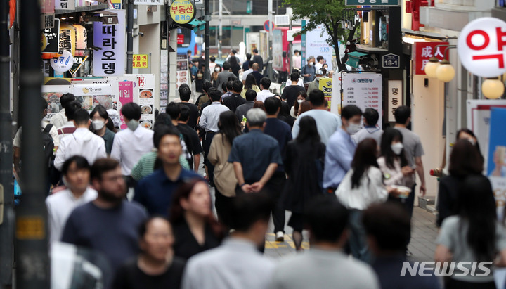 [서울=뉴시스] 추상철 기자 = 9일 오후 서울 중구 명동거리에서 직장인들이 점심식사를 위해 이동하고 있다. 2022.06.09. scchoo@newsis.com