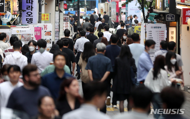 [서울=뉴시스] 추상철 기자 = 9일 오후 서울 중구 명동거리에서 직장인들이 점심식사를 위해 이동하고 있다. 2022.06.09. scchoo@newsis.com