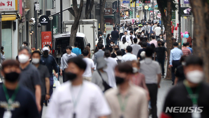 [서울=뉴시스]지난 6월9일 오후 서울 중구 명동거리에서 직장인들이 점심식사를 위해 이동하고 있는 모습. 2022.06.09. (뉴시스DB)