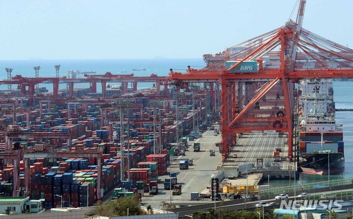 [부산=뉴시스] 하경민 기자 = 민주노총 공공운수노조 화물연대 총파업 사흘째인 9일 부산 남구 신선대부두 야적장에 컨테이너가 가득 쌓여 있다. 2022.06.09. yulnetphoto@newsis.com