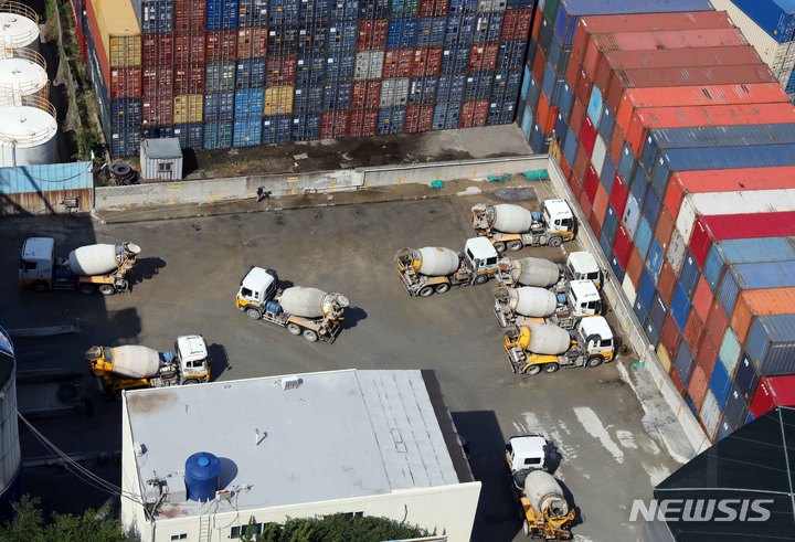 [부산=뉴시스] 하경민 기자 = 민주노총 공공운수노조 화물연대 총파업으로 시멘트 공급에 차질을 빚고 있는 가운데 9일 부산 남구의 한 레미콘 업체에 레미콘 차량들이 드나들고 있다. 2022.06.09. yulnetphoto@newsis.com