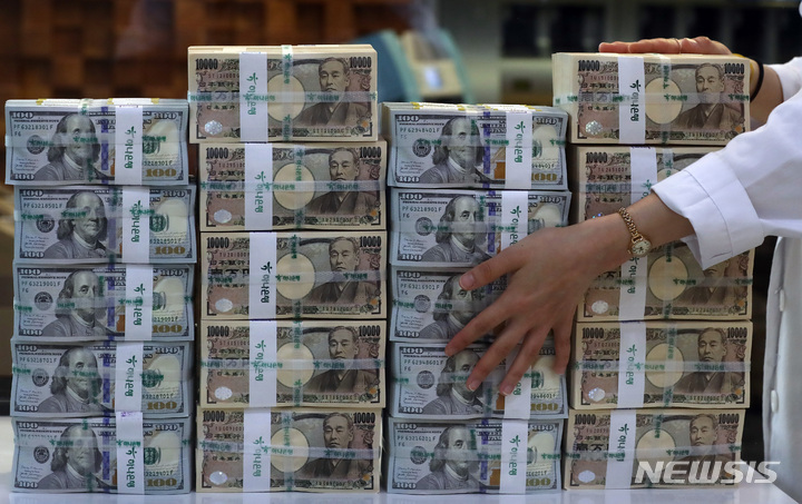 [서울=뉴시스] 이영환 기자 =지난 9일 오후 서울 중구 하나은행 위변조대응센터에서 직원이 엔화와 달러를 정리하고 있다. 2022.06.13. 20hwan@newsis.com