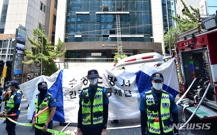 [대구=뉴시스] 이무열 기자 = 9일 오전 대구 수성구 범어동 한 빌딩에서 화재가 발생해 다수의 사망자와 부상자가 발생한 가운데 경찰이 화재 현장을 통제하고 있다. 2022.06.09. lmy@newsis.com