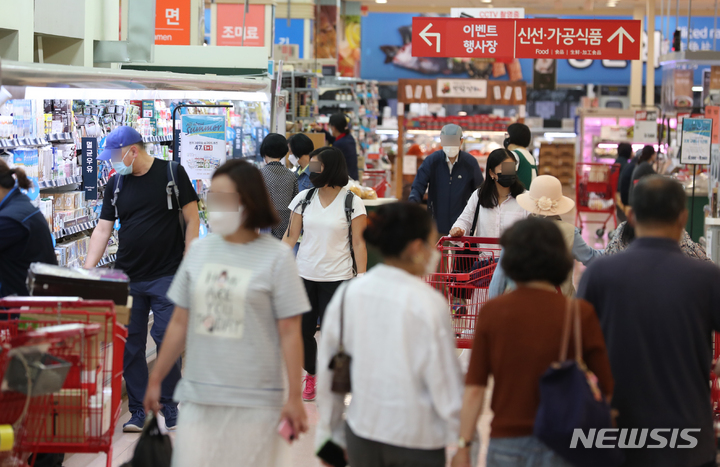 [서울=뉴시스] 고승민 기자 = 서울의 한 대형마트에서 물건을 고르는 시민 모습. 2022.06.09. kkssmm99@newsis.com