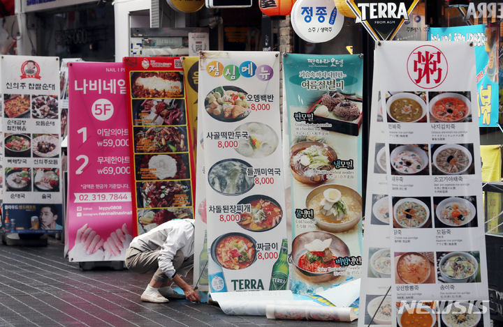 [서울=뉴시스] 고승민 기자 = 통계청에 따르면 지난달 생활물가지수는 109.54로 지난해 동월보다 6.7% 상승했다. 사진은 9일 서울 명동의 음식점 메뉴 입간판 모습. 생활물가지수는 소비자 구입빈도와 가격변동에 민감한 144개 품목으로 작성된다. 식품 중에선 국수, 식용유 등 가공식품 가격이 크게 뛰었고 돼지고기, 수입쇠고기 등 신선식품 역시 급등했다. 외식물가와 먹거리 외 기름값까지 뛰면서 서민물가에 빨간불이 켜졌다. 이같이 오른 것은 지난 2008년 이후 13년10개월만이다. 2022.06.09. kkssmm99@newsis.com