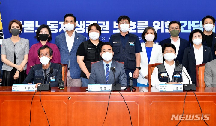 [서울=뉴시스] 전진환 기자 = 박홍근 더불어민주당 대표 원내대표, 현정희 민주노총 공공운수노조 위원장, 이봉주 공공운수노조 화물연대본부 본부장 등이 9일 서울 여의도 국회에서 열린 화물노동자 생존권 보호를 위한 간담회에서 기념촬영을 하고 있다. (공동취재사진) 2022.06.09. photo@newsis.com