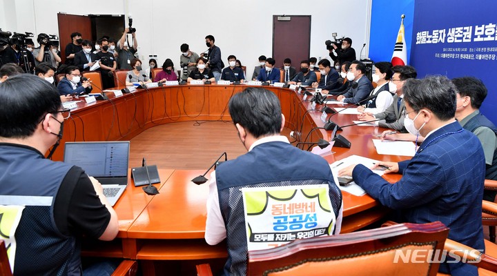 [서울=뉴시스] 전진환 기자 = 박홍근 더불어민주당 원내대표가 9일 서울 여의도 국회에서 열린 화물노동자 생존권 보호를 위한 간담회에서 모두발언을 하고 있다. (공동취재사진) 2022.06.09. photo@newsis.com