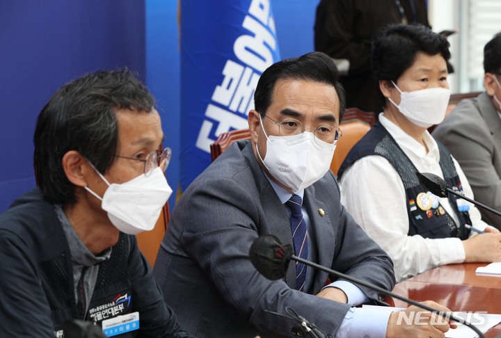 [서울=뉴시스] 전진환 기자 = 이봉주 화물연대본부 위원장(왼쪽)이 9일 오후 국회 더불어민주당 원내대표실에서 열린 화물노동자 생존권 보호를 위한 간담회에 앞서 발언을 하고 있다. (공동취재사진) 2022.06.09. photo@newsis.com