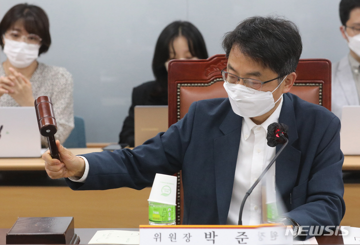 [세종=뉴시스] 강종민 기자 = 지난 9일 오후 세종시 정부세종청사 최저임금위원회 회의실에서 열린 3차 전원회의에서 박준식 위원장이 회의 시작을 선언하고 있다. 2022.06.09. ppkjm@newsis.com