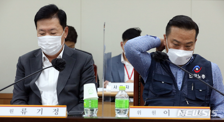 [세종=뉴시스] 강종민 기자 = 지난 9일 오후 세종시 정부세종청사 최저임금위원회 회의실에서 열린 3차 전원회의에서 근로자위원인 이동호 한국노총 사무총장(오른쪽)과 사용자위원인 한국경영자총협회 류기정 전무가 무표정으로 앉아 있다. 2022.06.09. ppkjm@newsis.com