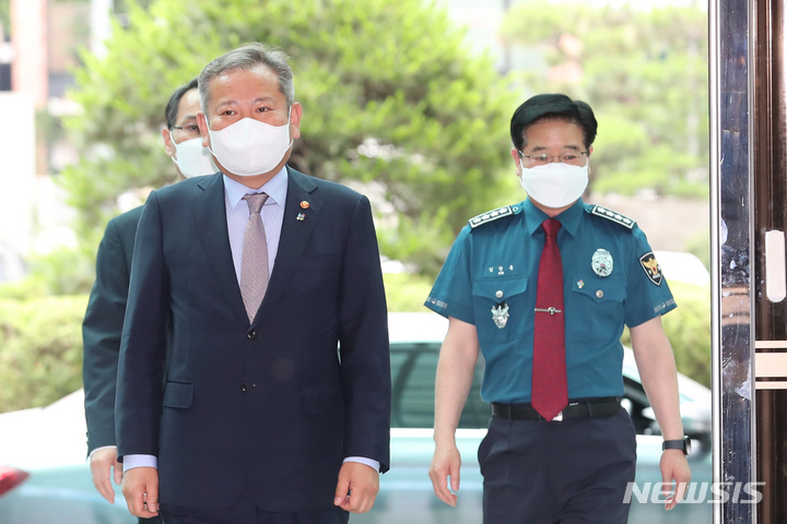 [서울=뉴시스] 이상민 행정안전부 장관이 지난 9일 서울 경찰청을 방문하고 있다. 오른쪽은 김창룡 경찰청장. 2022.06.09. kkssmm99@newsis.com