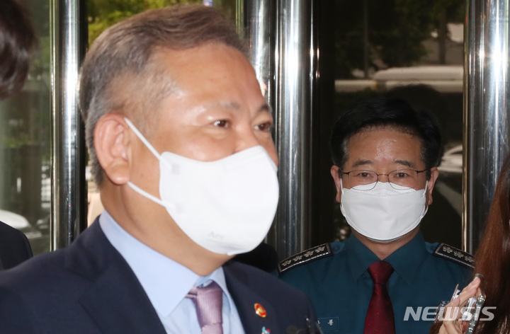 [서울=뉴시스] 이상민 행정안전부 장관이 지난 9일 서울 경찰청을 방문, 김창룡 경찰청장과 면담 전 취재진의 질문에 답변하고 있다. 오른쪽은 김창룡 경찰청장. 2022.06.09. kkssmm99@newsis.com