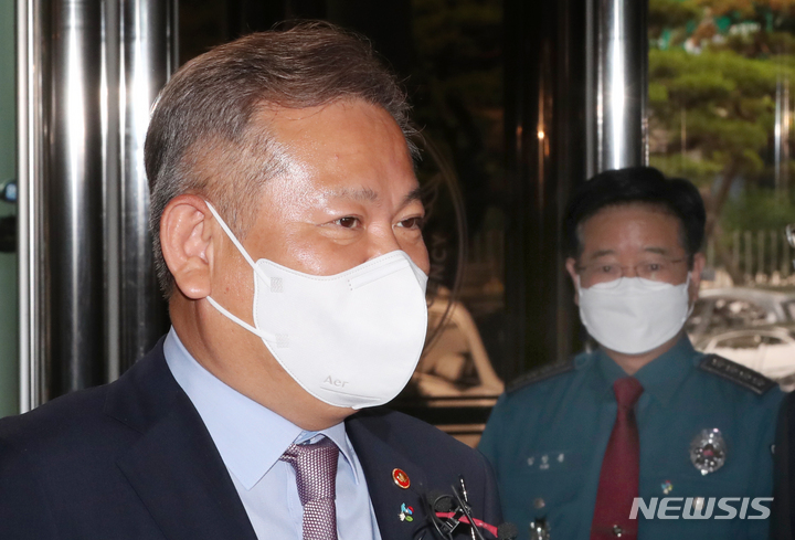 [서울=뉴시스] 이상민 행정안전부 장관이 지난 9일 서울 경찰청을 방문해 김창룡 경찰청장과 면담 전 취재진의 질문에 답변하고 있다. 오른쪽은 김창룡 경찰청장. kkssmm99@newsis.com