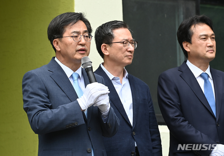 [수원=뉴시스] 김종택기자 = 김동연 경기도지사 당선인이 9일 오후 경기도 수원시 장안구 경기도인재개발원에서 열린 경기도지사직인수위원회 현판식에서 인사말을 하고 있다. 2022.06.09. jtk@newsis.com