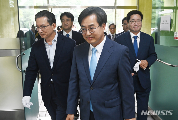 [수원=뉴시스] 김종택기자 = 김동연 경기도지사 당선인이 9일 오후 경기도 수원시 장안구 경기도인재개발원에서 열린 경기도지사직인수위원회 현판식을 마친 뒤 전체회의를 하기 위해 인수위 사무실로 들어서고 있다. 2022.06.09. jtk@newsis.com
