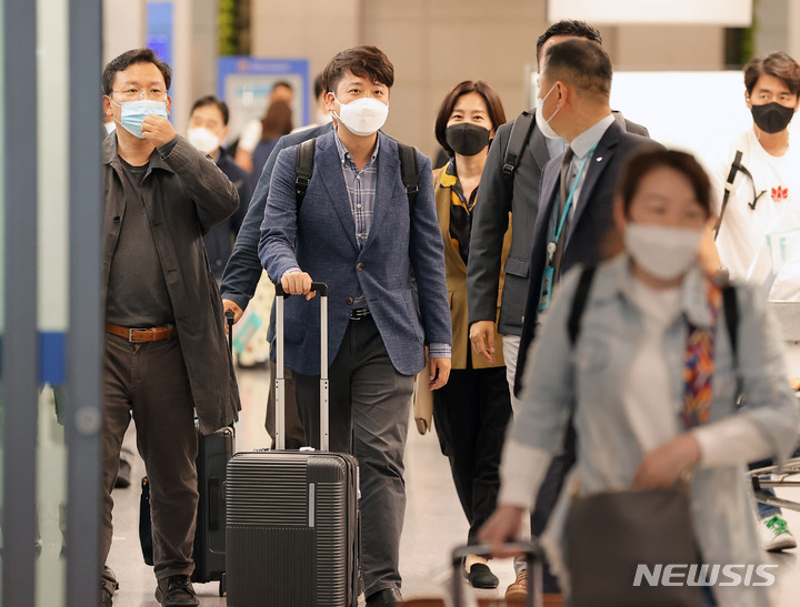 [인천공항=뉴시스] 국회사진기자단 = 이준석 국민의힘 대표가 9일 오후 우크라이나 방문일정을 마치고 인천국제공항을 통해 입국하고 있다. 2022.06.09. photo@newsis.com