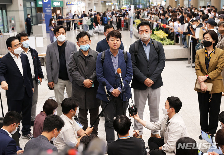 [인천공항=뉴시스] 국회사진기자단 = 이준석 국민의힘 대표가 9일 오후 우크라이나 방문일정을 마치고 인천국제공항을 통해 입국해 취재진의 질문에 답하고 있다. 2022.06.09. photo@newsis.com