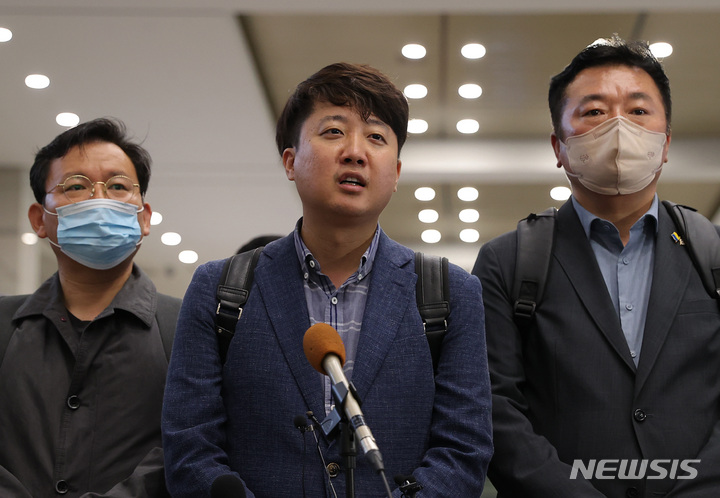 [인천공항=뉴시스] 국회사진기자단 = 이준석 국민의힘 대표가 9일 오후 우크라이나 방문일정을 마치고 인천국제공항을 통해 입국해 취재진의 질문에 답하고 있다. 2022.06.09. photo@newsis.com