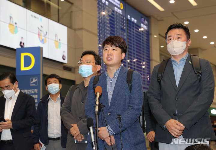 [인천공항=뉴시스] 국회사진기자단 = 이준석 국민의힘 대표가 9일 오후 우크라이나 방문일정을 마치고 인천국제공항을 통해 입국해 취재진의 질문에 답하고 있다. 2022.06.09. photo@newsis.com