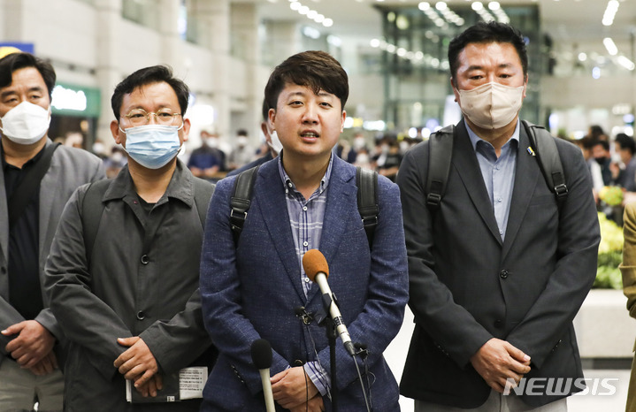 [인천공항=뉴시스] 국회사진기자단 = 이준석 국민의힘 대표가 9일 오후 우크라이나 방문일정을 마치고 인천국제공항을 통해 입국해 취재진의 질문에 답하고 있다. 2022.06.09. photo@newsis.com