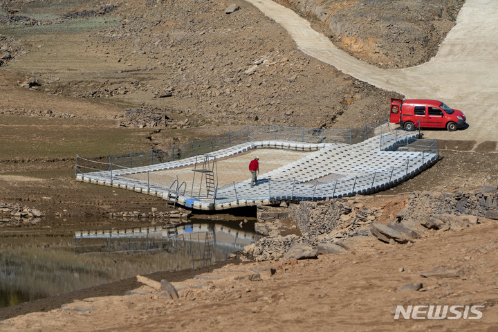 [팜필호자 다 세라( 포르투갈)&nbsp; =AP/뉴시스] 몇 달째 계속된 심한 가뭄과 최근 45도에 달하는 폭염으로 인해 최근&nbsp; 포르투갈 중부의 제제레강과 강변의 수영장이 바싹 말라붙어 있다.&nbsp; 포르투갈에서는 일요일인 10일 하루 수십 건의 산불이 발생해 3000여명의 소방대원이 진화에 투입되었다.&nbsp; 