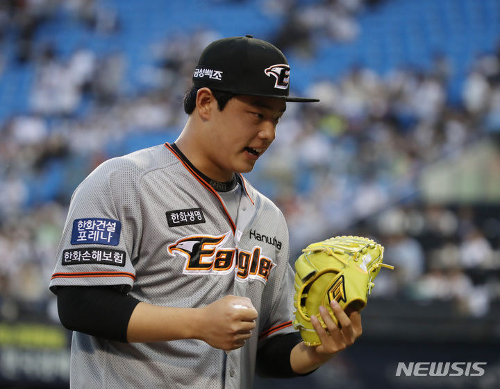 [서울=뉴시스] 조수정 기자 = 9일 오후 서울 송파구 잠실야구장에서 열린 2022 신한은행 SOL KBO리그 한화와 두산 경기, 3회말 무사 만루 한화 문동주가 두산 페르난데스를 사구로 출루시킨 뒤 교체되고 있다. 문동주는 이날 첫 선발투수로 나섰고 49구만에 교체됐다. 2022.06.09. chocrystal@newsis.com