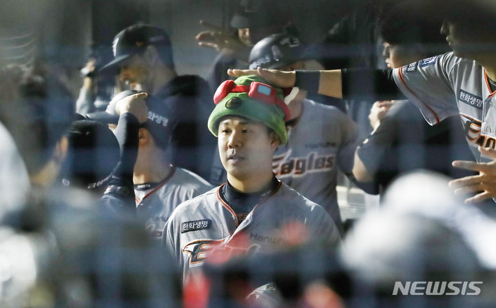 [서울=뉴시스] 조수정 기자 = 9일 오후 서울 송파구 잠실야구장에서 열린 2022 신한은행 SOL KBO리그 한화와 두산 경기, 7회초 2사 1,2루 한화 김인환이 스리런포를 날린 뒤 더그아웃에서 동료들과 기쁨을 나누고 있다. 2022.06.09. chocrystal@newsis.com