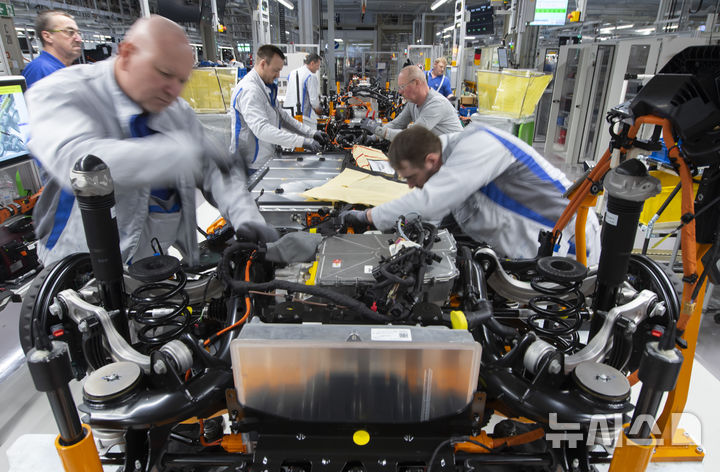 [츠비카우=AP/뉴시스] 독일 츠비카우에 있는 폴크스바겐 공장에서 전기차를 조립하고 있다. 자료사진. 2025.05.08