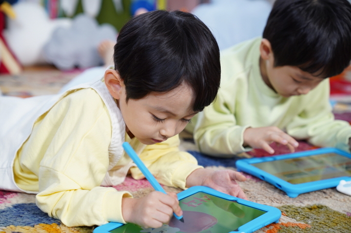 [서울=뉴시스] 손글씨 인식 기술이 반영된 밀크T 학습 장면. (사진=천재교육 제공) 2022.06.10. photo@newsis.com *재판매 및 DB 금지
