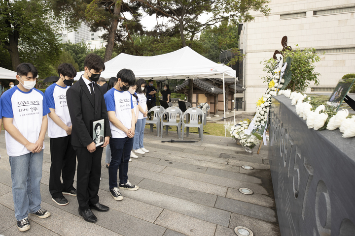 [서울=뉴시스]6월 9일 연세대 이한열동산에서 열린 이한열 추모식에서 학생 추모 기획단 학생들이 헌화 후 묵념하고 있다. 사진 연세대  *재판매 및 DB 금지