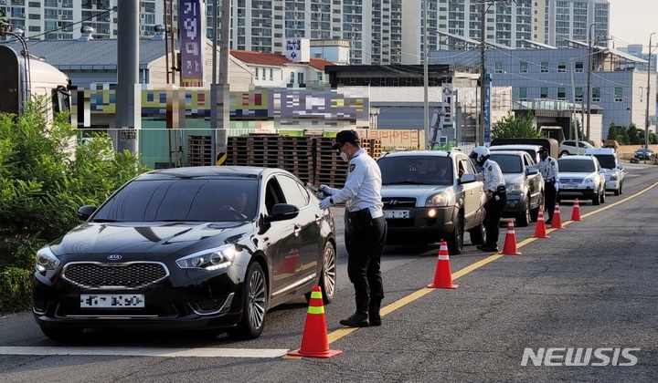 [광주=뉴시스] 10일 오전 광주 광산구 운남동 운남대교 인근에서 광주 광산경찰서 교통안전계 경찰관들이 출근길 숙취 운전 단속을 벌이고 있다. (사진 = 광주 광산경찰서 제공) 2022.06.10. photo@newsis.com