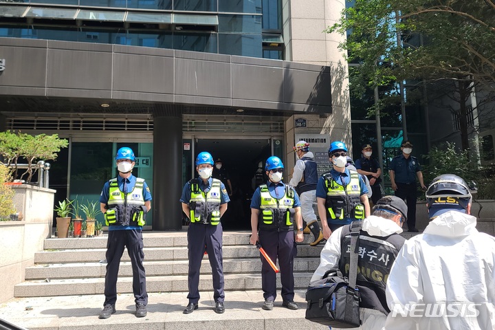 [대구=뉴시스]김정화 기자 = 10일 오전 11시께 국립과학수사연구원, 대구경찰청, 대구 수성경찰서, 한국전기안전공사 등은 대구시 수성구 범어동 법률사무소 방화 현장에서 2차 합동감식을 실시했다. 2022.06.10. jungk@newsis.com