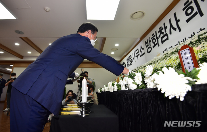 [대구=뉴시스]김정화 기자 = 국민의힘 주호영 국회의원이 10일 오후 대구시 중구 경북대학교병원에 마련된 법률사무소 방화참사 희생자 합동분향소에서 헌화하고 있다. 2022.06.10. jungk@newsis.com