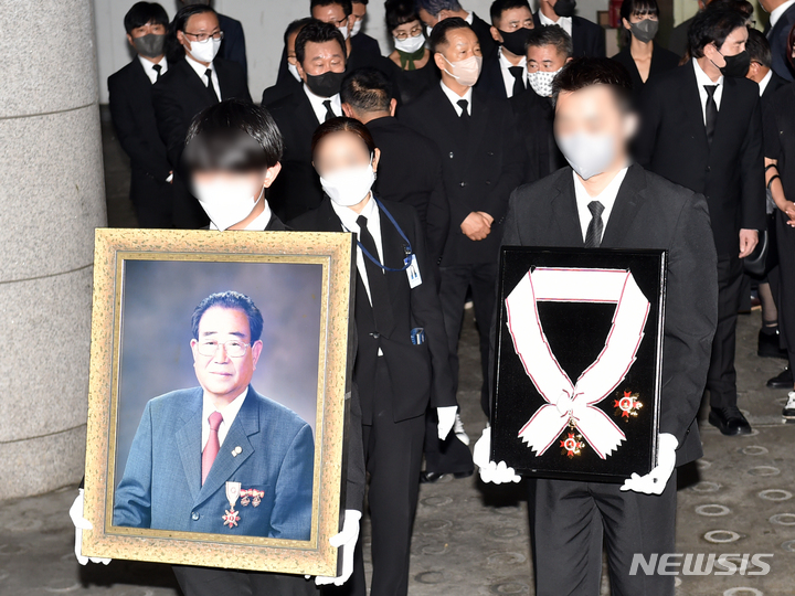 [서울=뉴시스] 고승민 기자 = 10일 서울대병원 장례식장에서 '국민 MC' 고 송해(95)의 발인이 엄수되고 있다. (공동취재사진) 2022.06.10. photo@newsis.com