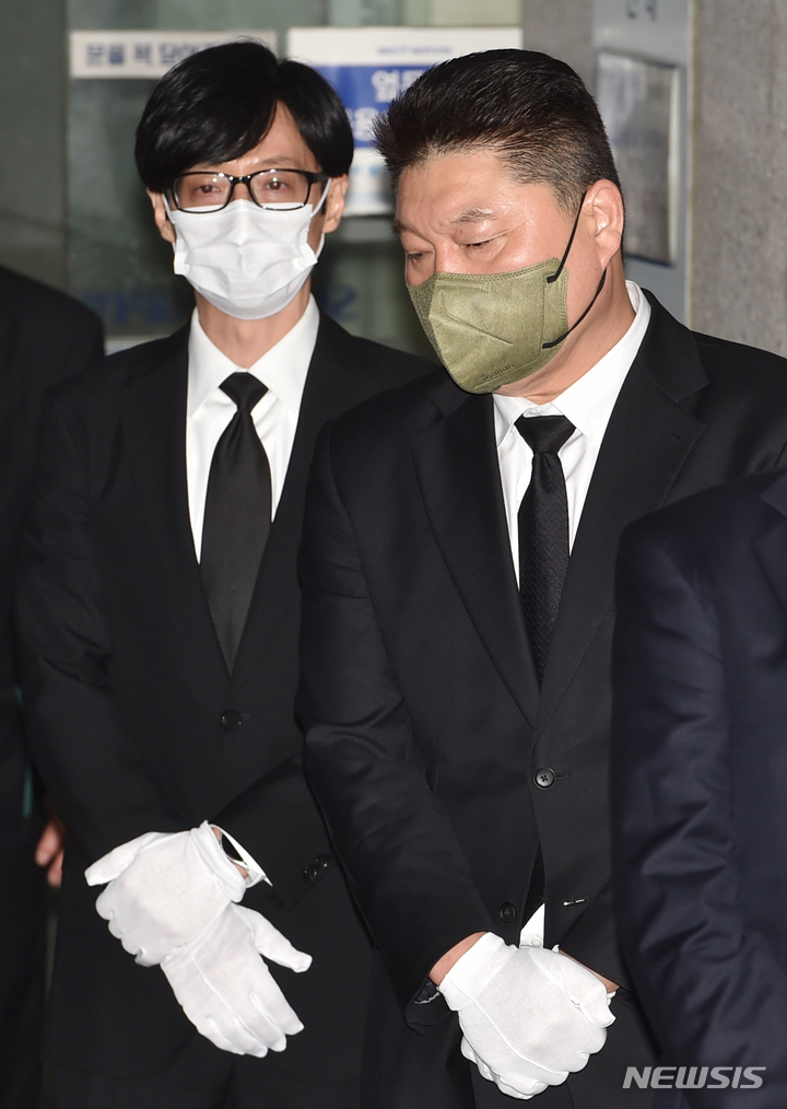 [서울=뉴시스] 고승민 기자 = 10일 서울대병원 장례식장에서 '국민 MC' 고 송해(95)의 발인이 엄수되고 있다. 개그맨 강호동, 유재석이 슬픔에 잠겨 있다. (공동취재사진) 2022.06.10. photo@newsis.com