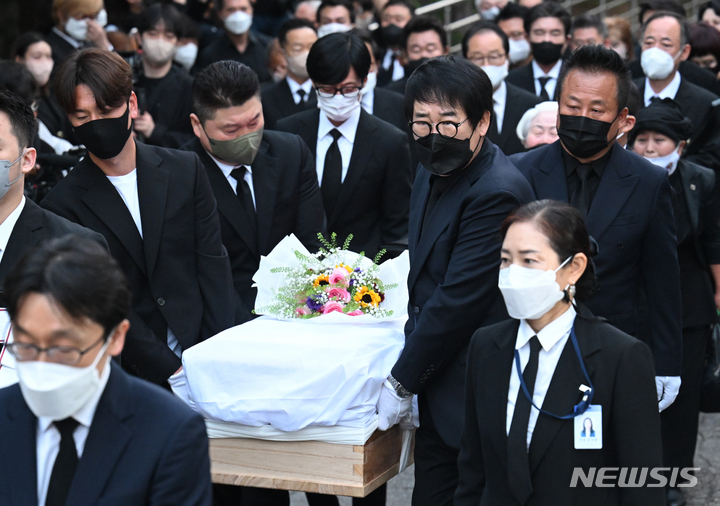 [서울=뉴시스] 고승민 기자 = 10일 서울대병원 장례식장에서 '국민 MC' 고 송해(95)의 발인이 엄수되고 있다. 개그맨 최양락, 강호동, 유재석 등이 고인을 운구하고 있다. (공동취재사진) 2022.06.10. photo@newsis.com