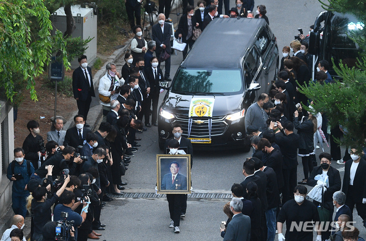 [서울=뉴시스] 고승민 기자 = 10일 서울대병원 장례식장에서 '국민 MC' 고 송해(95)의 발인이 엄수되고 있다. (공동취재사진) 2022.06.10. photo@newsis.com