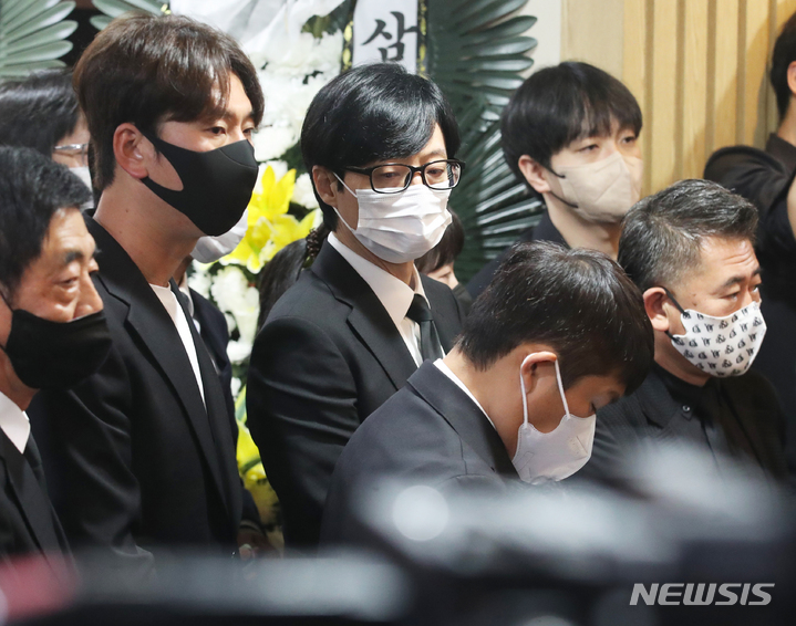 [서울=뉴시스] 고승민 기자 = 10일 서울 종로구 서울대학교병원 장례식장에서 열린 고(故) 송해의 영결식에 MC유재석 등이 참석하고 있다. 1927년 황해도 재령군에서 태어난 송해는 1955년 창공악극단을 통해 연예게에 데뷔, 1988년부터 2022년까지 34년 동안 '전국노래자랑' MC를 맡아 전국을 누볐다. (공동취재사진) 2022.06.10. photo@newsis.com