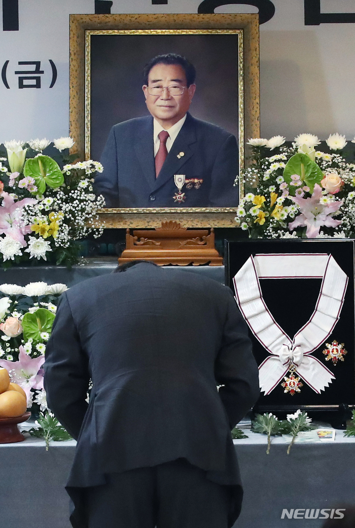 [서울=뉴시스] 고승민 기자 = 10일 서울 종로구 서울대학교병원 장례식장에서 열린 고(故) 송해의 영결식에서 조문객이 분향을 하고 있다.1927년 황해도 재령군에서 태어난 송해는 1955년 창공악극단을 통해 연예게에 데뷔, 1988년부터 2022년까지 34년 동안 '전국노래자랑' MC를 맡아 전국을 누볐다. (공동취재사진) 2022.06.10. photo@newsis.com