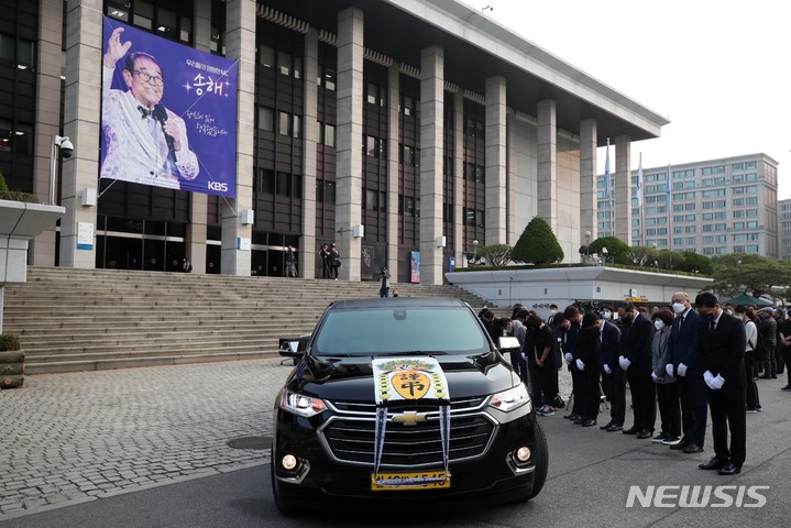 [서울=뉴시스] 김선웅 기자 = 10일 오전 서울 여의도 KBS 본관 앞에서 열린 전국노래자랑 MC 故 송해 씨의 노제가 끝난 뒤 고인의 운구차량이 본관을 떠나고 있다. 2022.06.10. mangusta@newsis.com