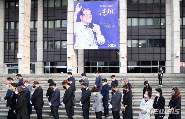 [서울=뉴시스] 김선웅 기자 = 전국노래자랑 MC 故 송해 씨의 노제가 10일 오전 서울 여의도 KBS 본관 앞에서 열리고 있다. 2022.06.10. mangusta@newsis.com