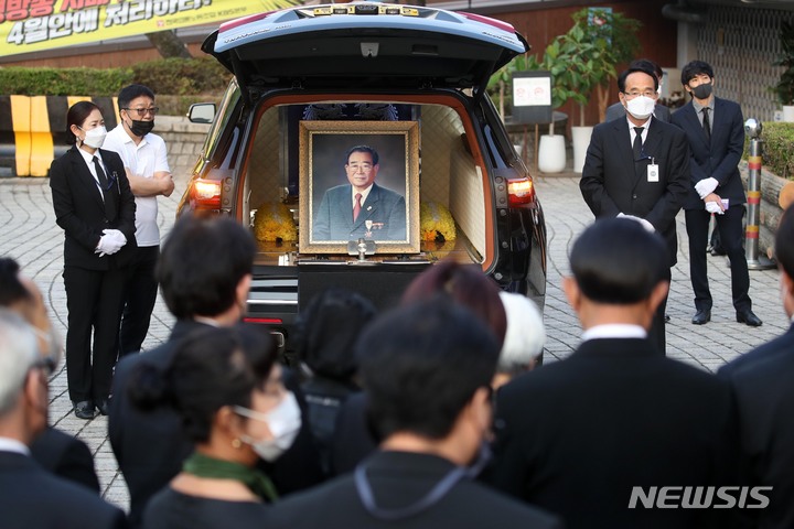 [서울=뉴시스] 김선웅 기자 = 전국노래자랑 MC 故 송해 씨의 노제가 10일 오전 서울 여의도 KBS 본관 앞에서 열리고 있다. 2022.06.10. mangusta@newsis.com